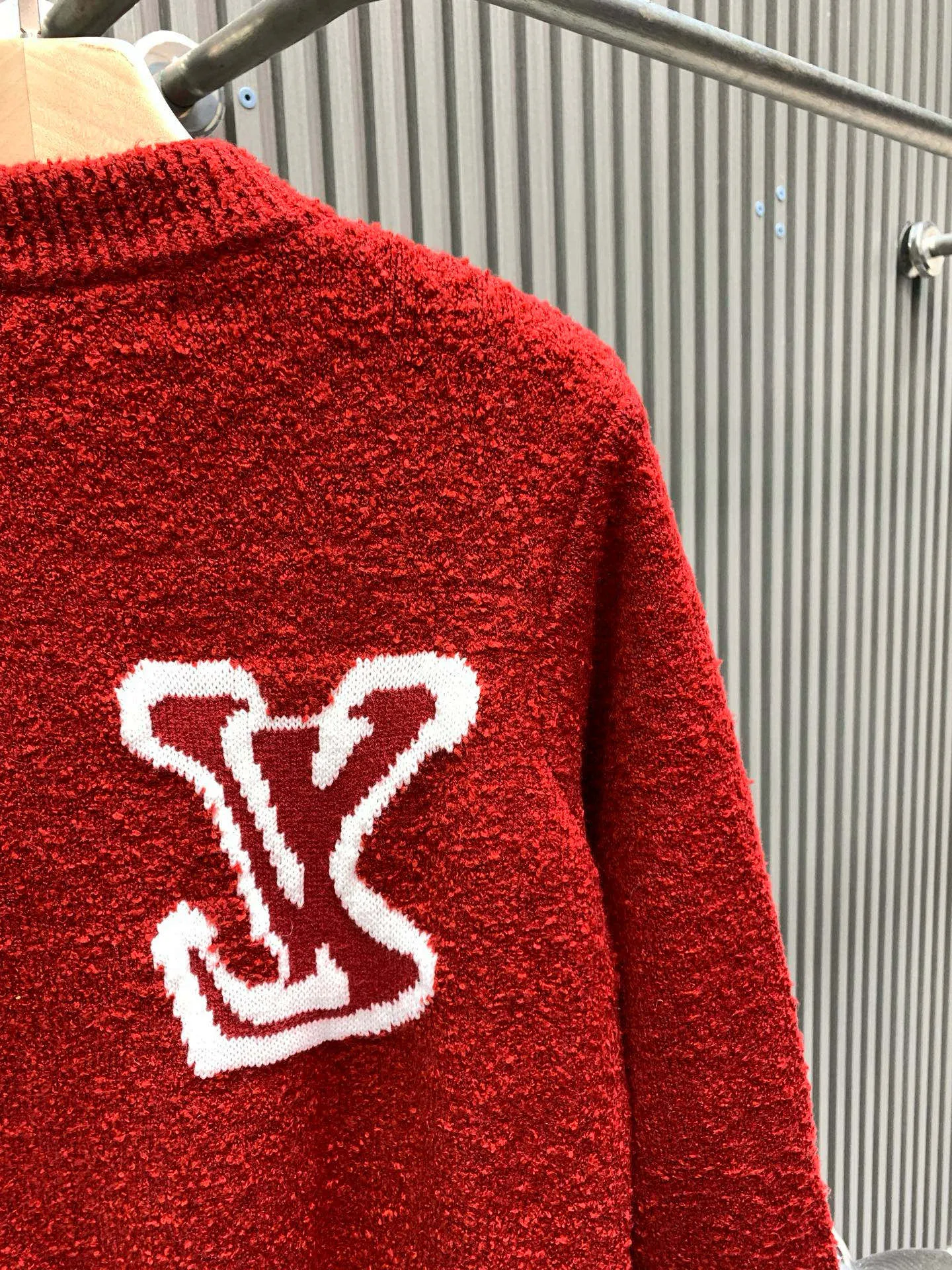 🅿️400 🀄️ Louis Vuitton 1v 25FW New Year's style mirrored logo intarsia sweater. Original purchase: 10,900. Custom-woven and dyed sheep wool 55%, yak hair 21%, nylon 20%, spandex 4% wool loop yarn. The yarn has high ductility and good elasticity. It is different from the non-elastic version on the market. The special washing process is very soft and skin-friendly. Positive 3-needle knitting process. The thickness of each stitch of the inlay on the clothing logo is consistent with ZP. The back logo is a mirror intarsia. A high-elastic elastic band is added in the middle of the thread at the neckline. The upper body is soft, breathable, and skin-friendly. It is not easy to deform when washed. The upper body is skin-friendly and versatile. Wear it in front of others. A powerful autumn and winter item.